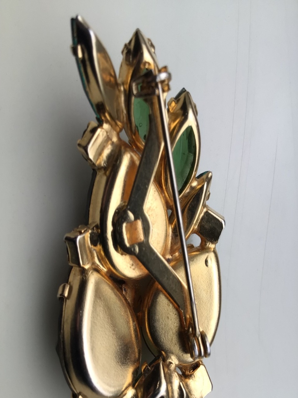 Vintage Green Molded Givre Glass Rhinestone Brooch Goldtone Metal - Picture 12 of 16